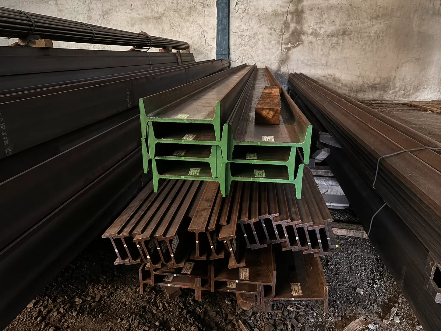 เหล็ก H-Beam และเหล็ก I-Beam จัดเก็บพร้อมจำหน่าย